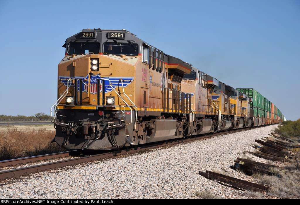 Pissbrick leads a westbound intermodal